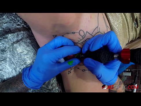 ❤️ Ekstreme tatuita varmulo Sully Savage ricevis tatuon sur sia klitoro ❤ Faka video ĉe eo.xxxomg.ru ☑