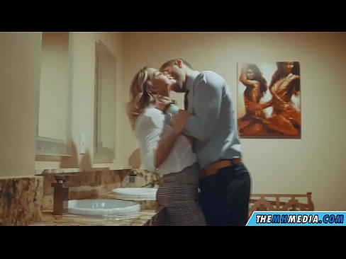 ❤️ Kiam belplena blondulo delogas vin en publika necesejo ❤ Faka video ĉe eo.xxxomg.ru ☑